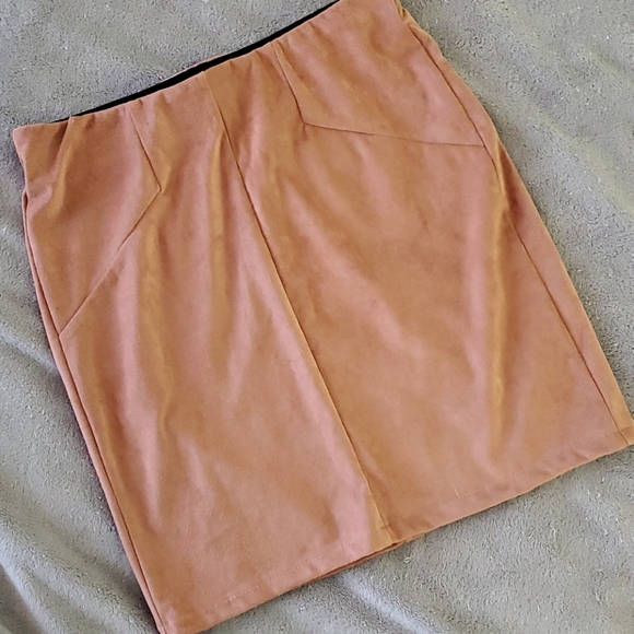 Faux suade pink skirt - Picture 1 of 3
